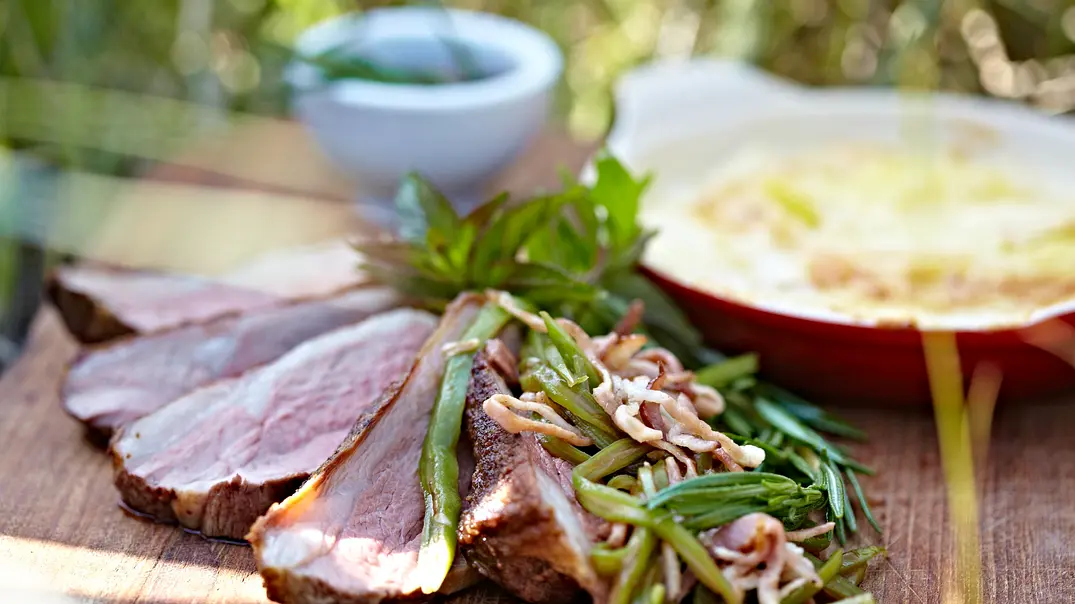 Schweinebraten mit Speckbohnen und Kartoffel-Lauch-Gratin Rezept - Foto: LECKER @ Bauer Media Group