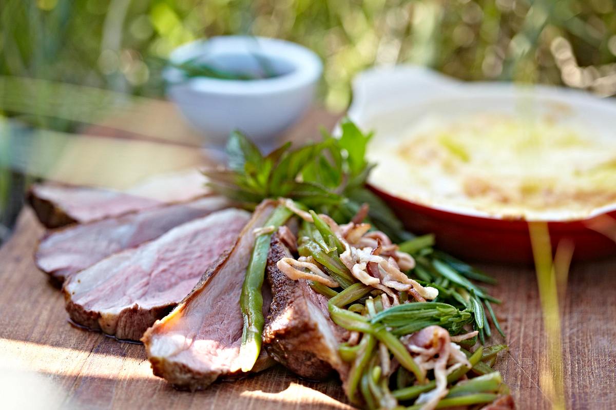 Schweinebraten mit Speckbohnen und Kartoffel-Lauch-Gratin Rezept