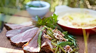 Schweinebraten mit Speckbohnen und Kartoffel-Lauch-Gratin Rezept - Foto: LECKER @ Bauer Media Group Schweinebraten mit Speckbohnen und Kartoffel-Lauch-Gratin Rezept - Foto: LECKER @ Bauer Media Group