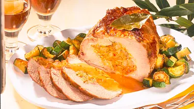 Schweinebraten mit Zwiebelfüllung Rezept - Foto: LECKER @ Bauer Media Group