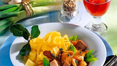 Schweinebratenragout mit Bandnudeln Rezept - Foto: LECKER @ Bauer Media Group