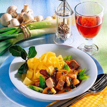 Schweinebratenragout mit Bandnudeln Rezept Schweinebratenragout mit Bandnudeln Rezept