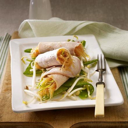Schweinebratenröllchen mit marinierten Glasnudeln und Sprossensalat Rezept