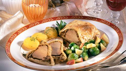 Schweinefilet à la Wellington im Blätterteig zu Rosenkohl-Apfel-Gemüse und kleinen Butterkartoffeln Rezept - Foto: House of Food / Bauer Food Experts KG