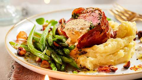 Schweinefilet à la Wellington im Kakao-Schinkenmantel Rezept - Foto: House of Food / Bauer Food Experts KG