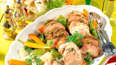 Schweinefilet auf feinem Gemüsebett Rezept - Foto: LECKER @ Bauer Media Group