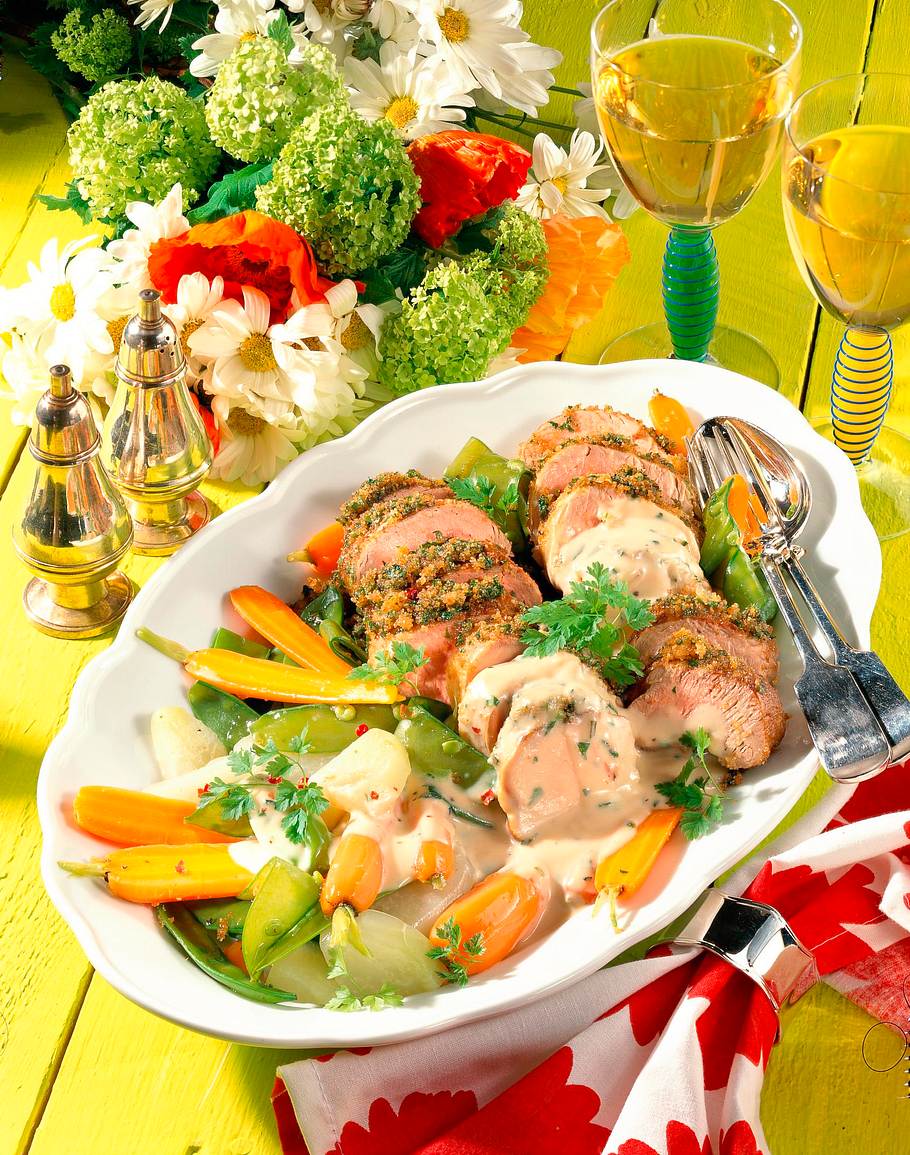 Schweinefilet auf feinem Gemüsebett Rezept