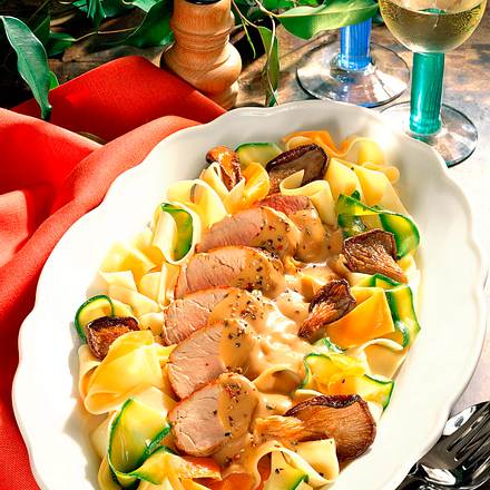 Schweinefilet auf Nudelbett mit buntem Gemüse Rezept Schweinefilet auf Nudelbett mit buntem Gemüse Rezept