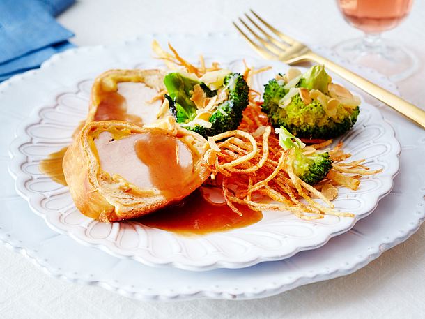 Schweinefilet im Briocheteig zu Parmesan-Mandel-Brokkoli Rezept