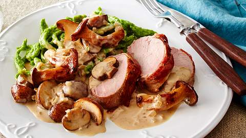 Schweinefilet „Hubertus“ mit Spinatspätzle Rezept - Foto: House of Food / Bauer Food Experts KG