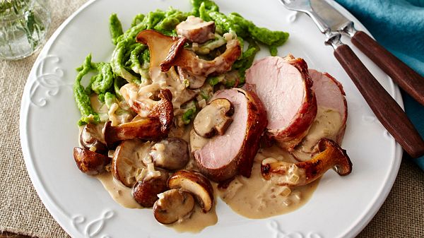 Sonntagsessen für die ganze Familie: Schweinefilet Hubertus mit Spinatspätzle Rezept - Foto: House of Food / Bauer Food Experts KG