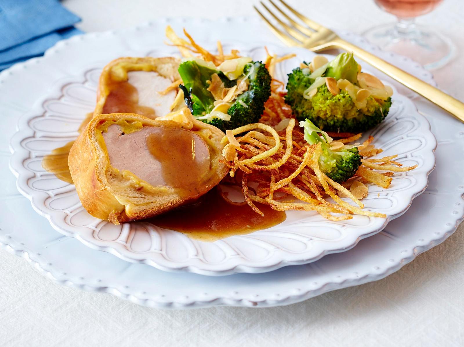 Schweinefilet im Briocheteig zu Parmesan-Mandel-Brokkoli Rezept | LECKER