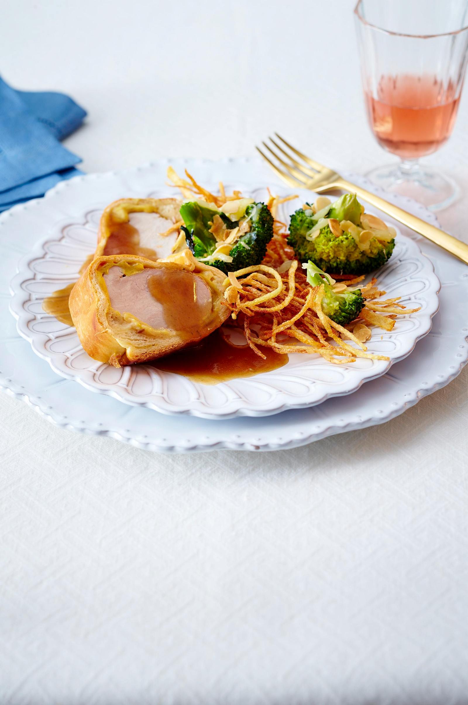 Schweinefilet im Briocheteig zu Parmesan-Mandel-Brokkoli Rezept | LECKER