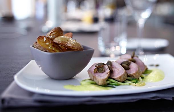 Schweinefilet im Currysud pochiert mit Zucchinigemüse Rezept