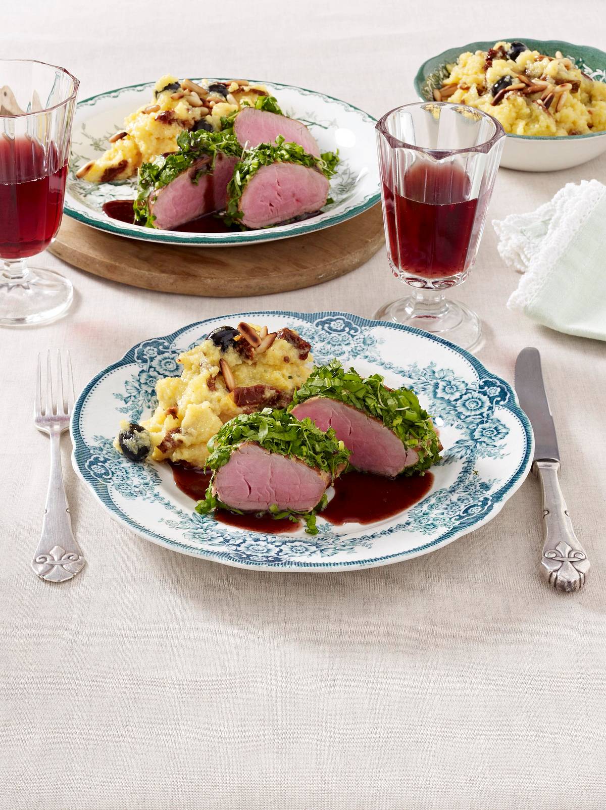 Schweinefilet im Frankfurter Kräutermantel zu mediterraner Polenta Rezept