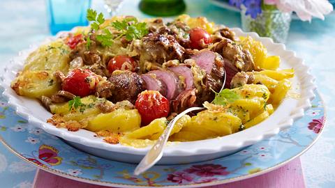 Schweinefilet im Kartoffelgratinrand Rezept - Foto: House of Food / Bauer Food Experts KG