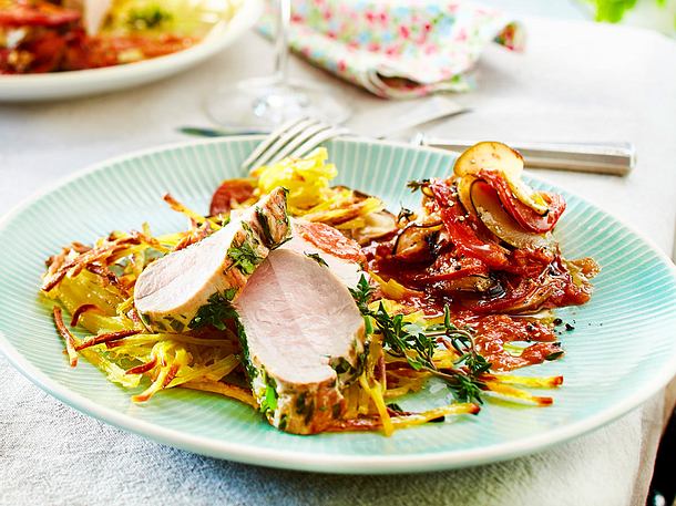 Schweinefilet im Kräutermantel auf Kartoffelstroh Rezept Schweinefilet im Kräutermantel auf Kartoffelstroh Rezept