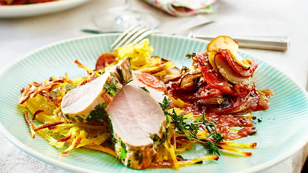Schweinefilet im Kräutermantel auf Kartoffelstroh Rezept - Foto: LECKER @ Bauer Media Group