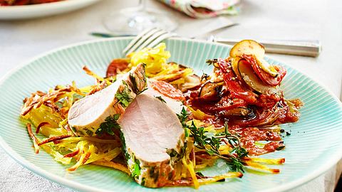 Schweinefilet im Kräutermantel auf Kartoffelstroh Rezept - Foto: House of Food / Bauer Food Experts KG