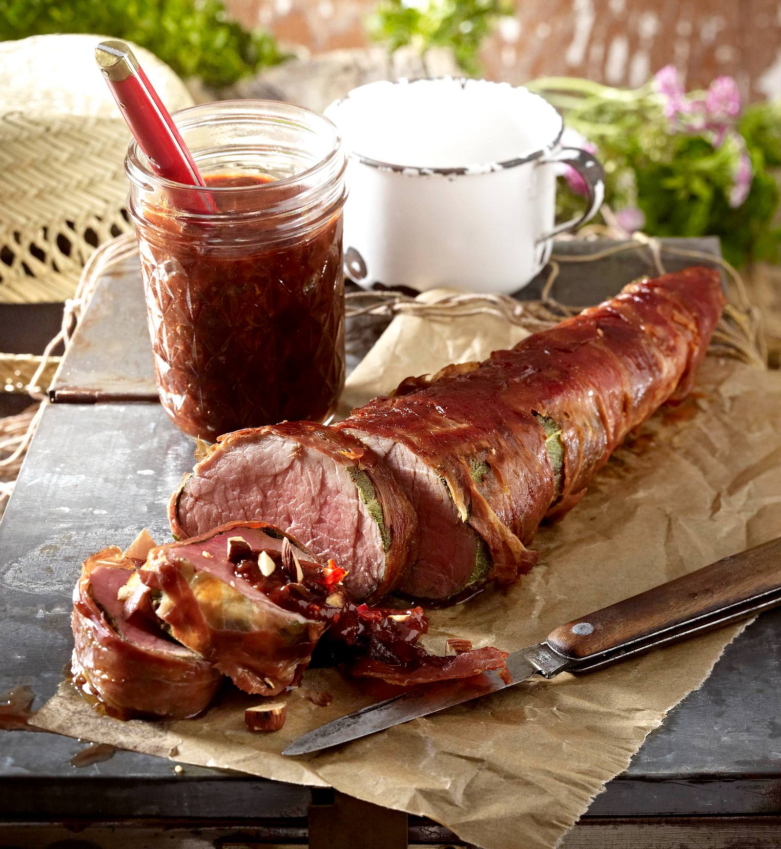 Schweinefilet im Salbei-Schinken-Mantel mit Pflaumenmusdip Rezept | LECKER