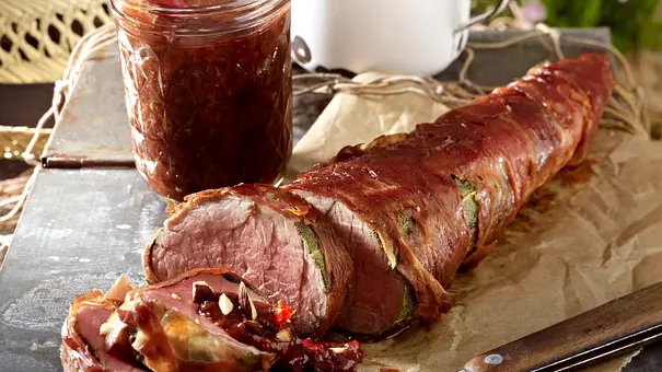 Schweinefilet im Salbei-Schinken-Mantel mit Pflaumenmusdip Rezept - Foto: LECKER @ Bauer Media Group Schweinefilet im Salbei-Schinken-Mantel mit Pflaumenmusdip Rezept - Foto: LECKER @ Bauer Media Group