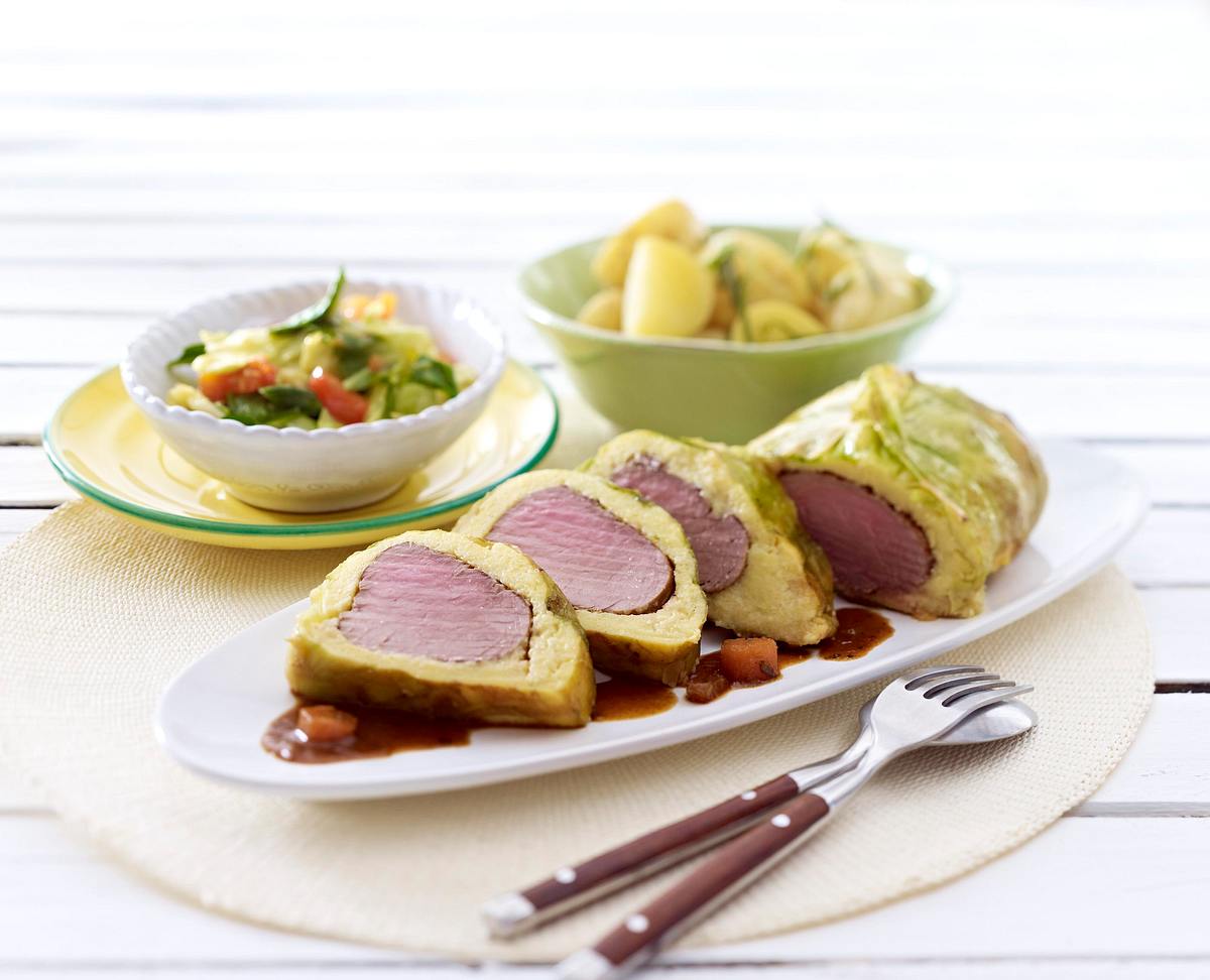 Schweinefilet im Spitzkohlmantel Rezept