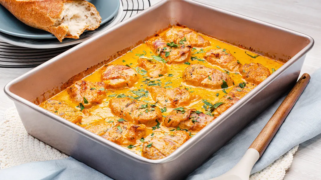 Schweinefilet in Curry-Sahne in einer tiefen Auflaufform und mit Baguette serviert. - Foto: ShowHeroes für LECKER @ Bauer Media Group Schweinefilet in Curry-Sahne in einer tiefen Auflaufform und mit Baguette serviert. - Foto: ShowHeroes für LECKER @ Bauer Media Group