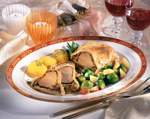 Schweinefilet à la Wellington im Blätterteig zu Rosenkohl-Apfel-Gemüse und kleinen Butterkartoffeln Rezept Schweinefilet à la Wellington im Blätterteig zu Rosenkohl-Apfel-Gemüse und kleinen Butterkartoffeln Rezept