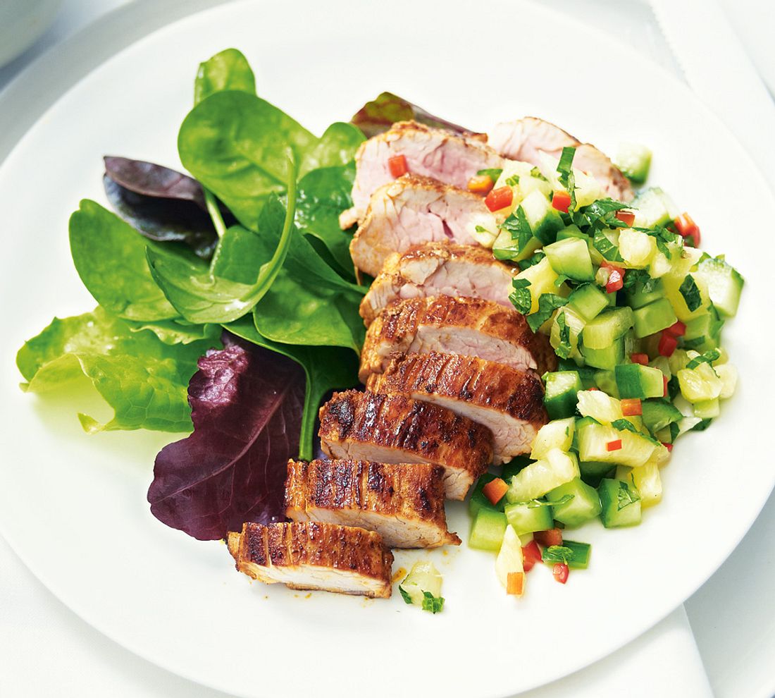 Schweinefilet mit Ananas-Gurken-Salsa Rezept | LECKER