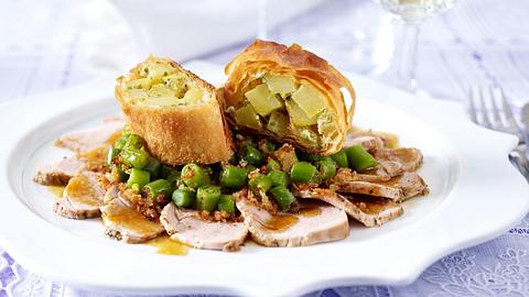 Schweinefilet mit Bohnencrunch und Kartoffelstrudel Rezept - Foto: House of Food / Bauer Food Experts KG