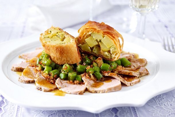 Schweinefilet mit Bohnencrunch und Kartoffelstrudel Rezept