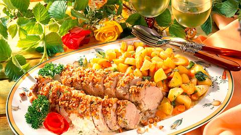 Schweinefilet mit Crème fraîche-Erdnusskruste Rezept - Foto: House of Food / Bauer Food Experts KG