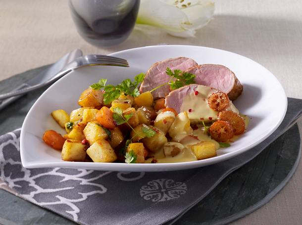 Schweinefilet mit Hollandaise zu Kartoffel-Möhren-Gulasch Rezept Schweinefilet mit Hollandaise zu Kartoffel-Möhren-Gulasch Rezept