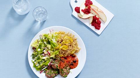 Schweinefilet mit Nudeln, Salat und Dessert nach der Mayo-Diät Rezept - Foto: House of Food / Bauer Food Experts KG