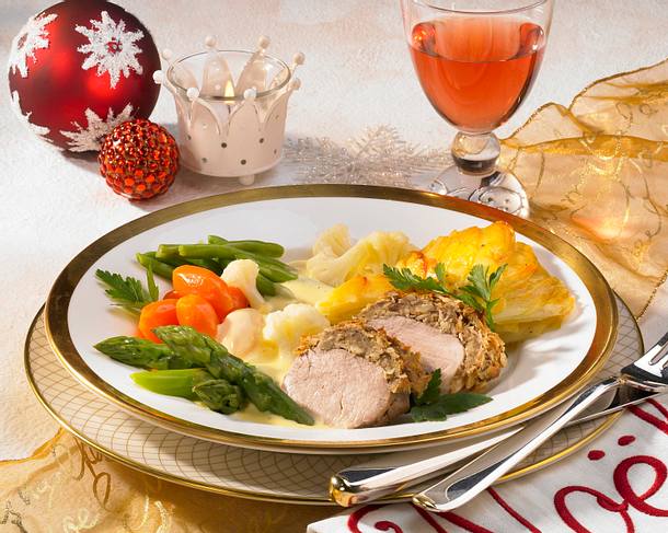 Schweinefilet mit Nuss-Zimthaube zu Kartoffelgratin und Hollandaise-Gemüse Rezept Schweinefilet mit Nuss-Zimthaube zu Kartoffelgratin und Hollandaise-Gemüse Rezept
