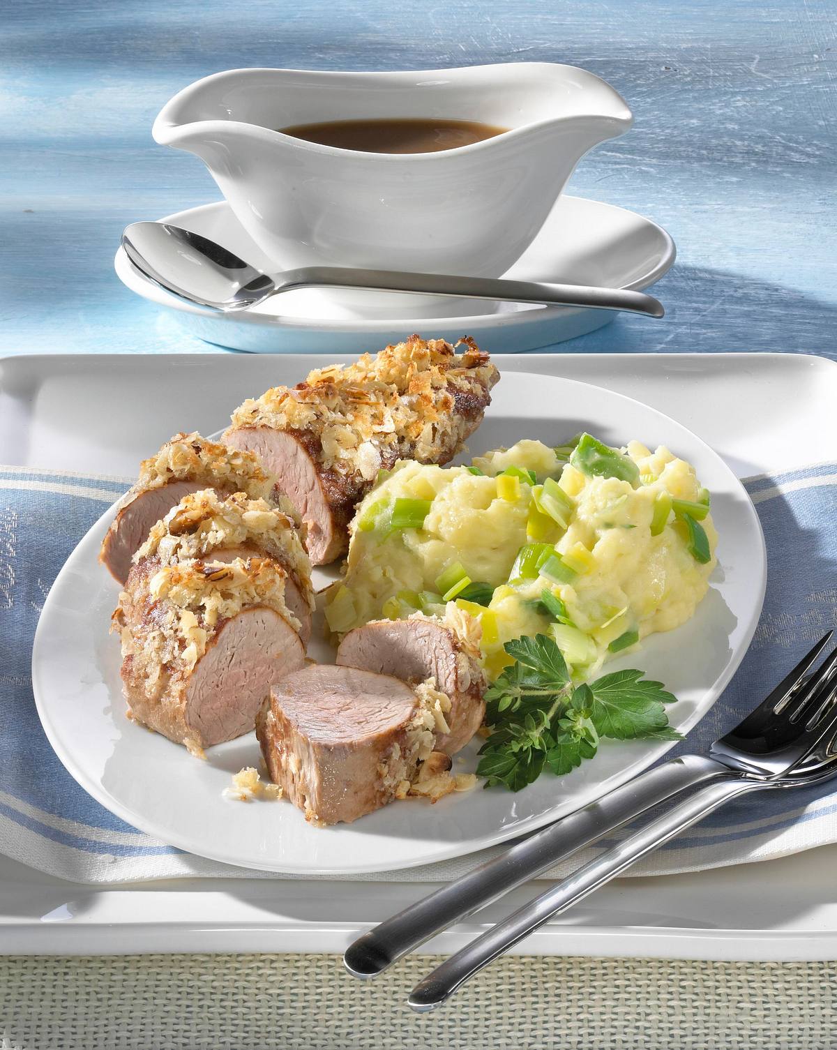 Schweinefilet mit Nusskruste und Lauch-Pürree Rezept