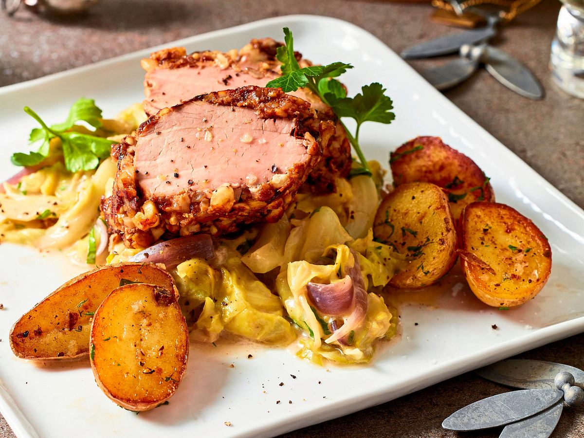 Schweinefilet mit Pflaumen-Nuss-Kruste und Rahm-Spitzkohl Rezept