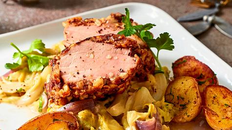 Schweinefilet mit Pflaumen-Nuss-Kruste und Rahm-Spitzkohl Rezept - Foto: House of Food / Bauer Food Experts KG