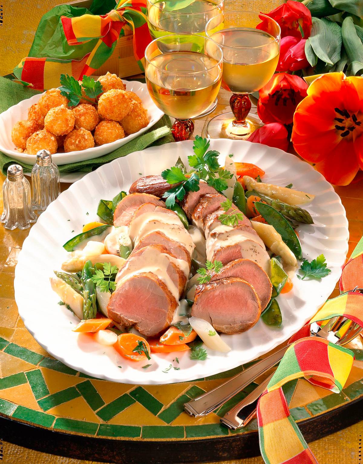 Schweinefilet mit Sahne-Vermouth-Soße und Frühling Rezept