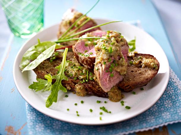 Schweinefilet mit Senf-Kräuter-Butter Rezept Schweinefilet mit Senf-Kräuter-Butter Rezept