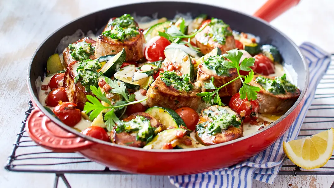 Schweinefilet-Pfanne mit Zucchini Rezept - Foto: LECKER @ Bauer Media Group Schweinefilet-Pfanne mit Zucchini Rezept - Foto: LECKER @ Bauer Media Group