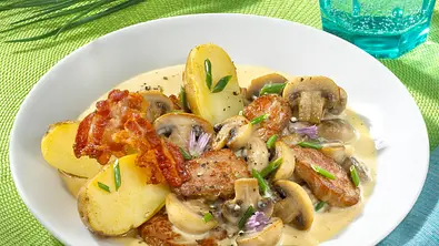 Schweinefilet-Pilz-Ragout mit Ofenkartoffeln Rezept - Foto: LECKER @ Bauer Media Group