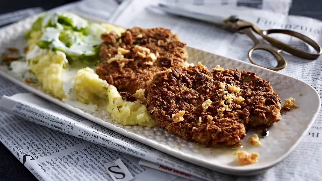 Schweinefilet-Schnitzel in Röstzwiebel-Panade Rezept - Foto: LECKER @ Bauer Media Group