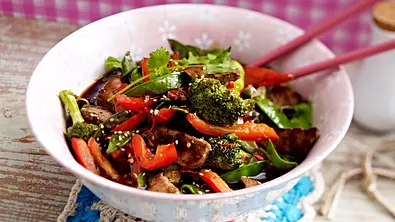 Schweinefilet und buntes Gemüse aus dem Wok Rezept - Foto: LECKER @ Bauer Media Group