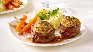 Schweinefiletmedaillons mit Kräuter-Nuss-Haube Rezept - Foto: LECKER @ Bauer Media Group
