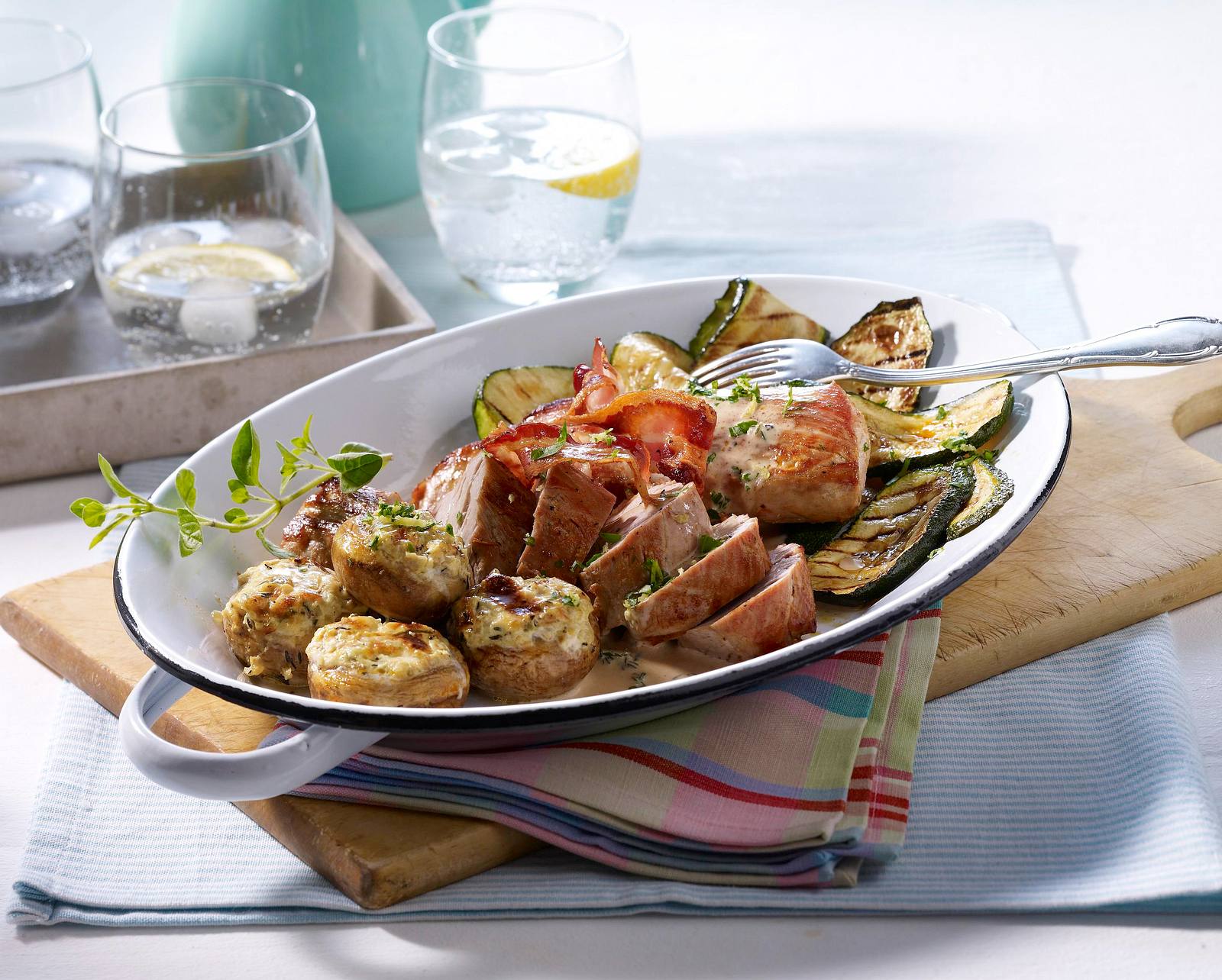 Schweinefilets mit gefüllten Champignons und gegrillten Zucchini Rezept ...