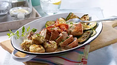 Schweinefilets mit gefüllten Champignons und gegrillten Zucchini Rezept - Foto: LECKER @ Bauer Media Group