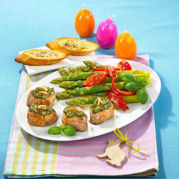 Schweinefilets mit Pesto und grünem Spargel Rezept Schweinefilets mit Pesto und grünem Spargel Rezept