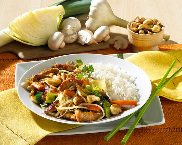 Schweinefleisch mit Gemüse und Cashewnüssen aus dem Wok Rezept Schweinefleisch mit Gemüse und Cashewnüssen aus dem Wok Rezept