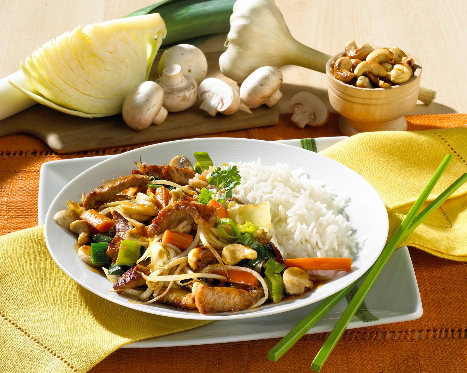 Schweinefleisch mit Gemüse und Cashewnüssen aus dem Wok Rezept | LECKER